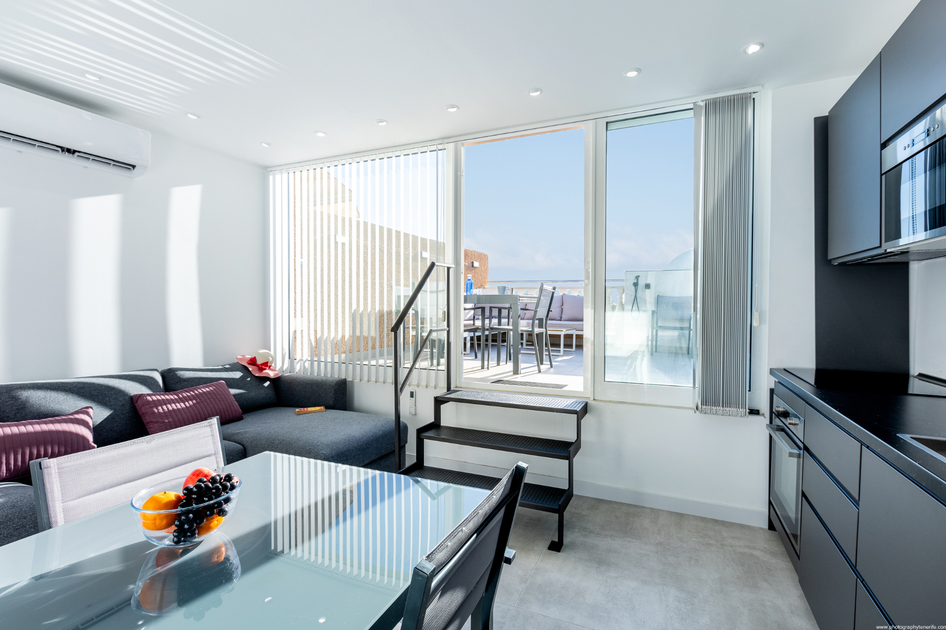 Salón de Puesta del Sol Luxury Apartment abierto a la terraza
