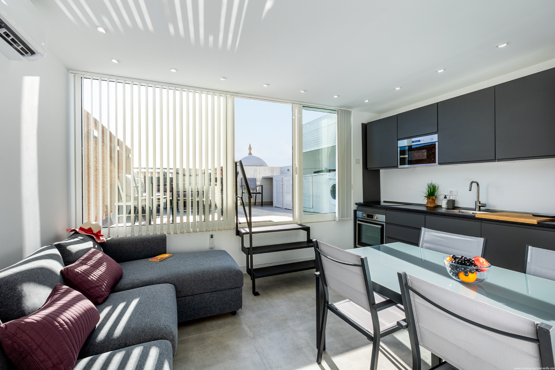 Salón y cocina luminosos de Puesta del Sol Luxury Apartment