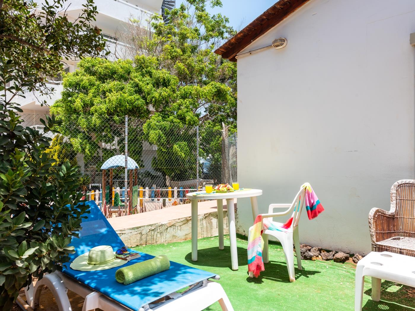 Alojamiento luminoso con vistas a la piscina en Costa Adeje