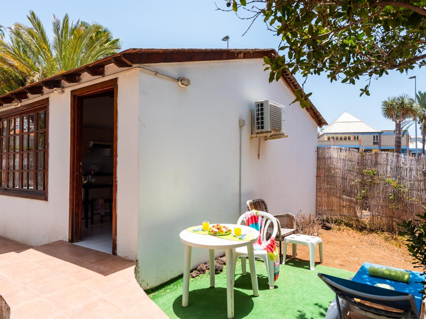 Alojamiento luminoso con vistas a la piscina en Costa Adeje