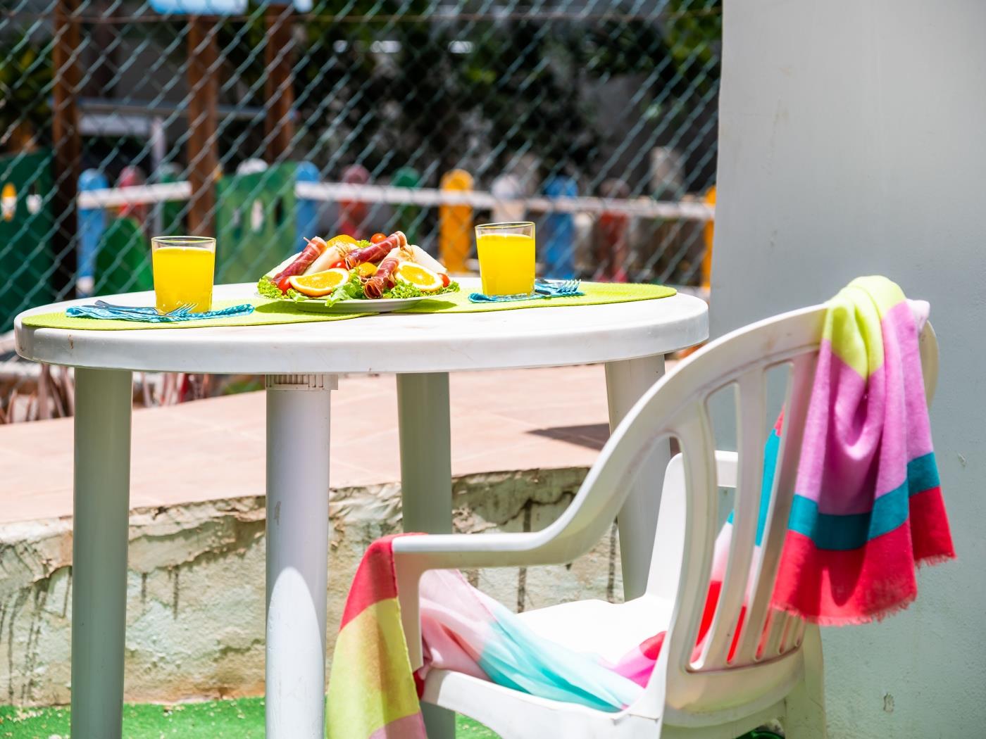 Alojamiento luminoso con vistas a la piscina en Costa Adeje