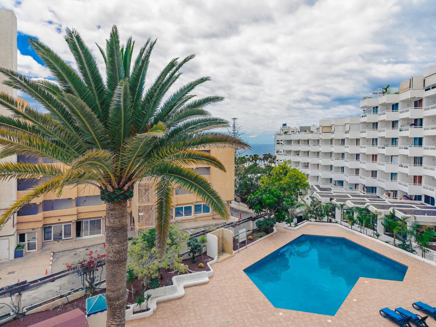 Alojamiento luminoso con vistas a la piscina en Costa Adeje