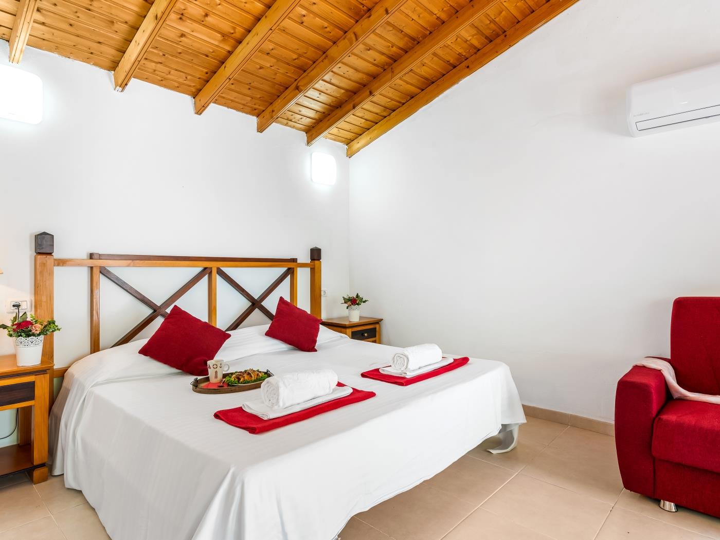 Alojamiento luminoso con vistas a la piscina en Costa Adeje