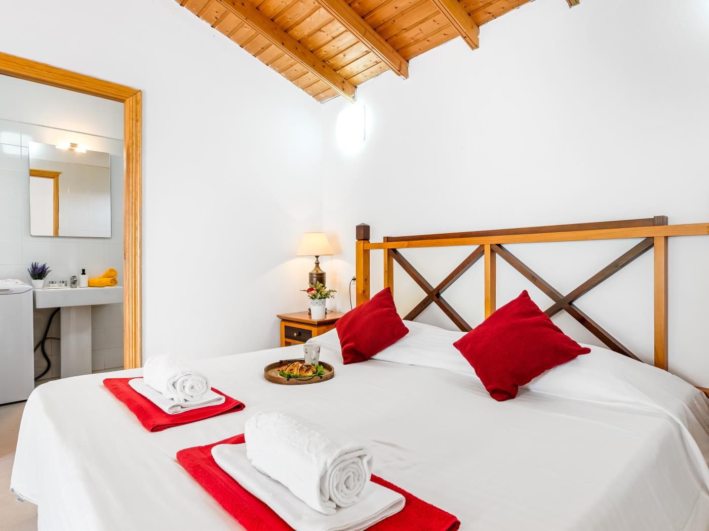 Alojamiento luminoso con vistas a la piscina en Costa Adeje